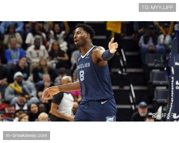 特写：最后一次成功的低位防守，灰熊小贾伦杰克逊盖帽后指向主场观众