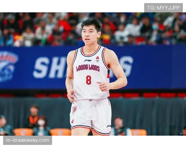 突发：广州龙狮主力前锋崔永熙比赛中疑似腿部拉伤，退出比赛